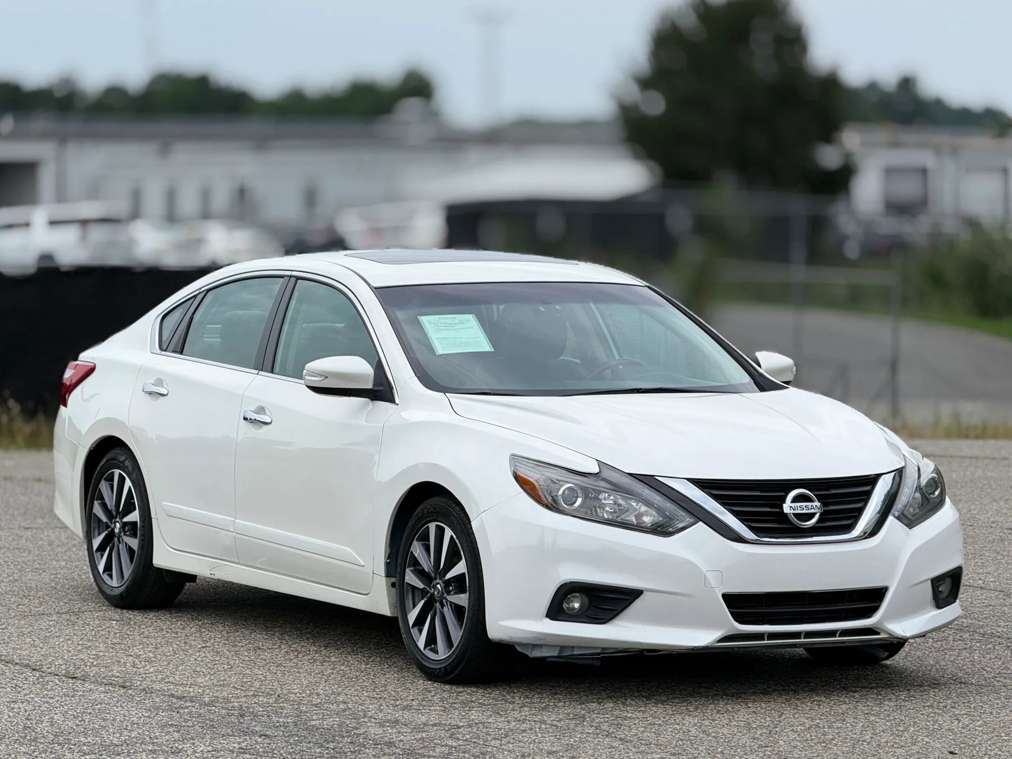 Used 2016 Nissan Altima 2.5 SL w/ 2.5 Technology w/LED Package FWD image 1