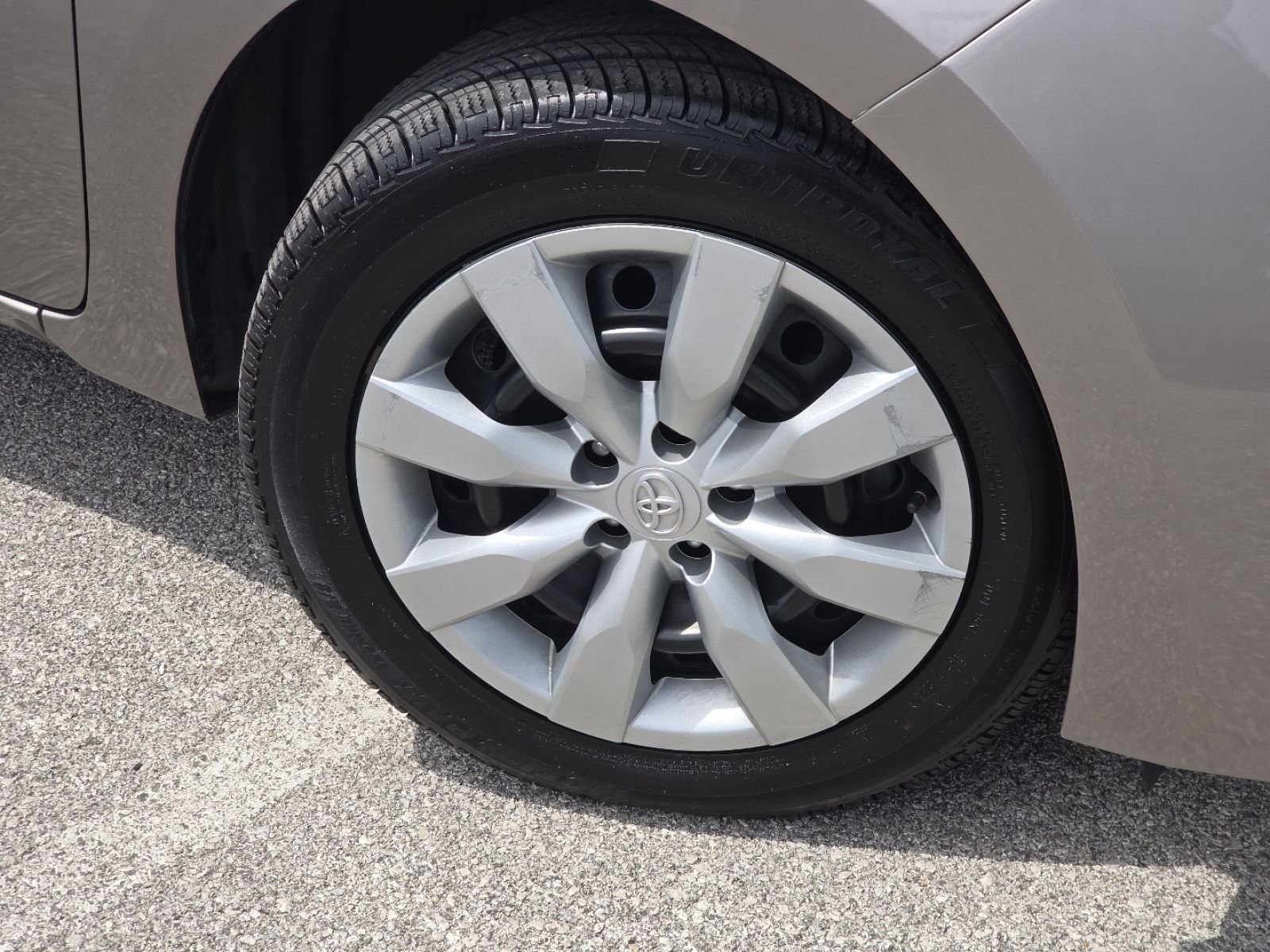 Used 2016 Toyota Corolla LE FWD image 9