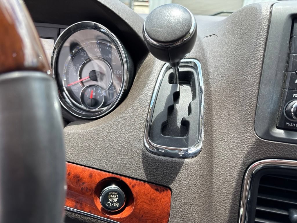 Used 2014 Chrysler Town & Country Limited FWD image 15