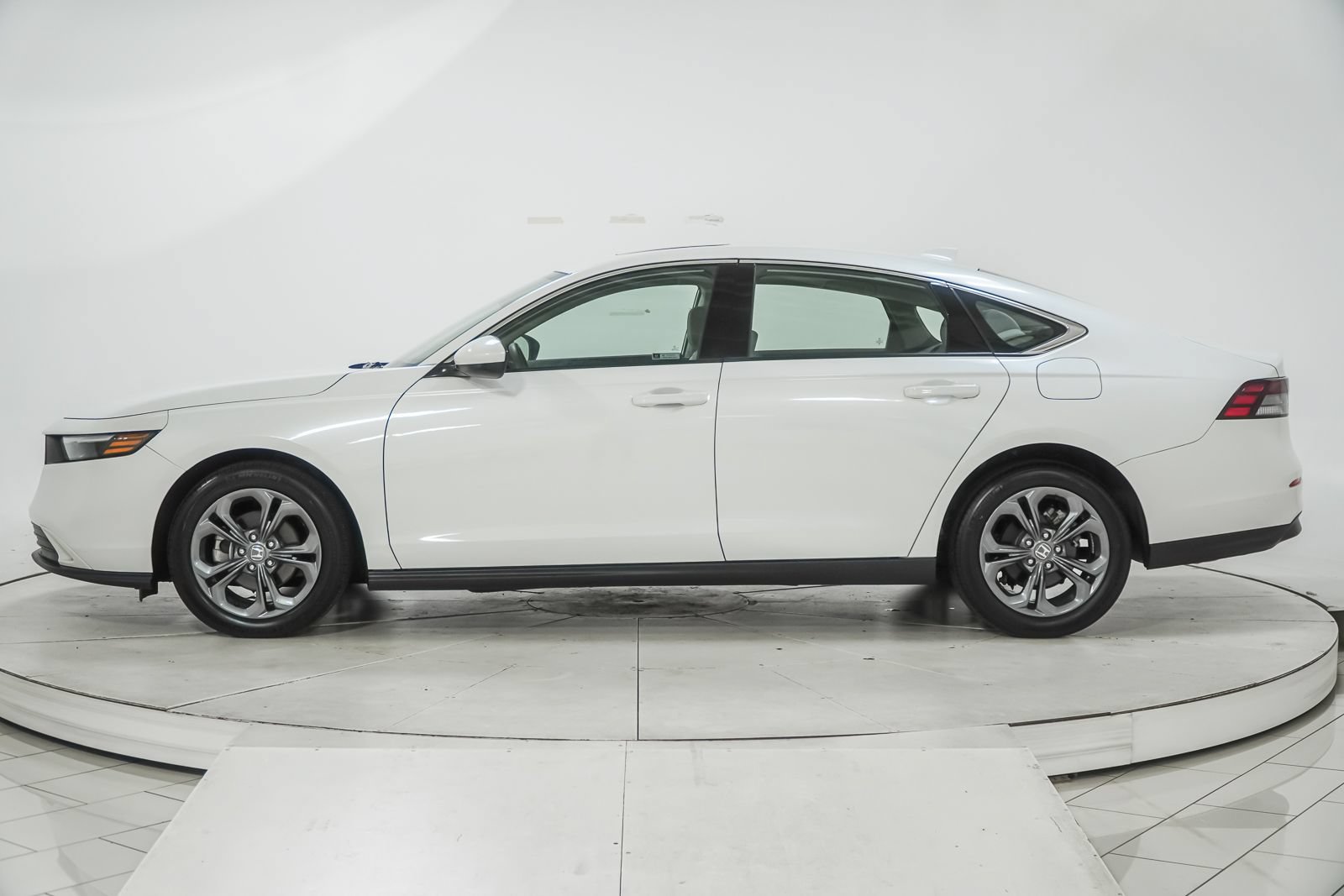 Used 2023 Honda Accord EX image 6