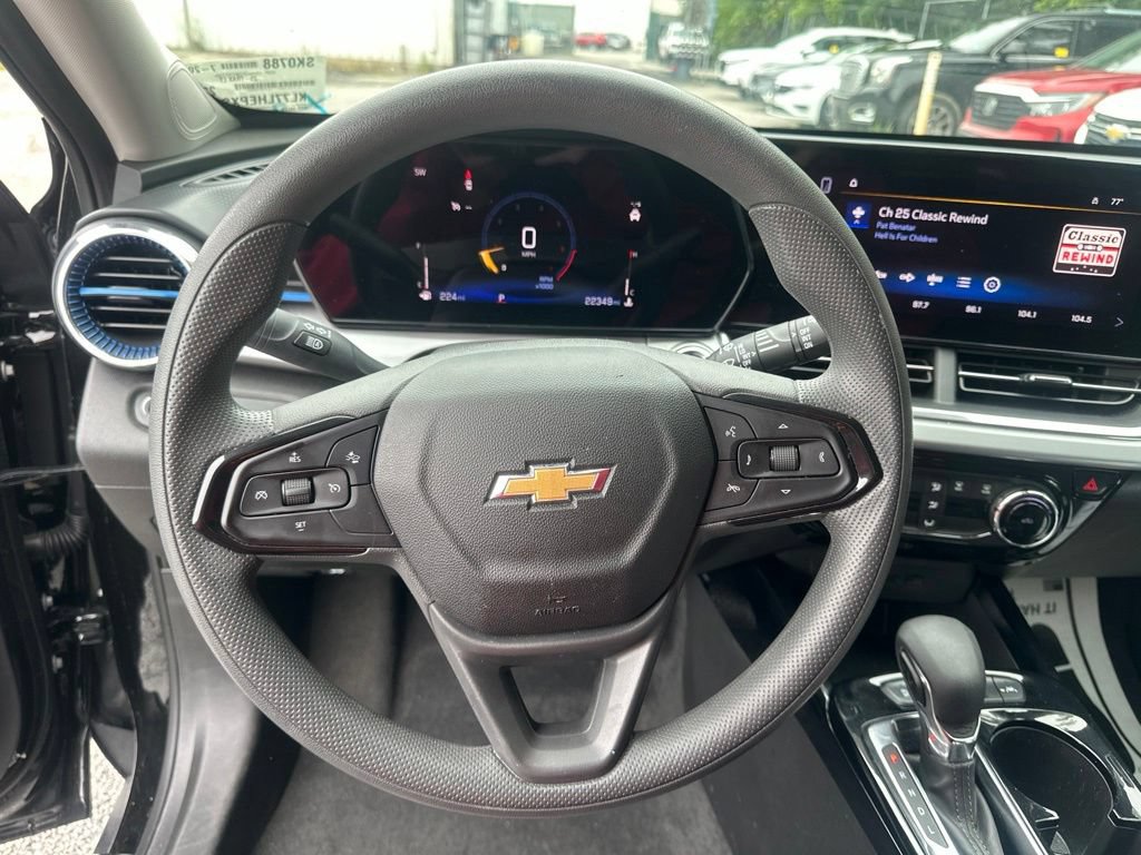 Used 2025 Chevrolet Trax LT FWD image 18