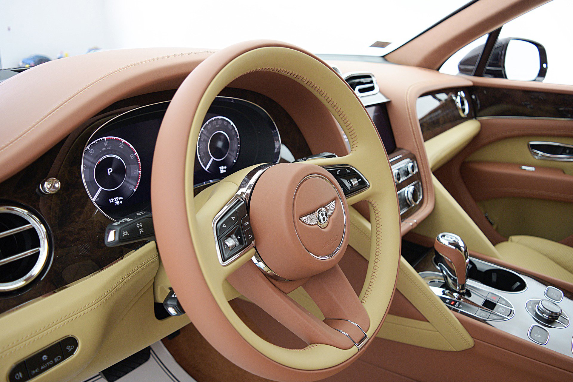 Used 2024 Bentley Bentayga image 21