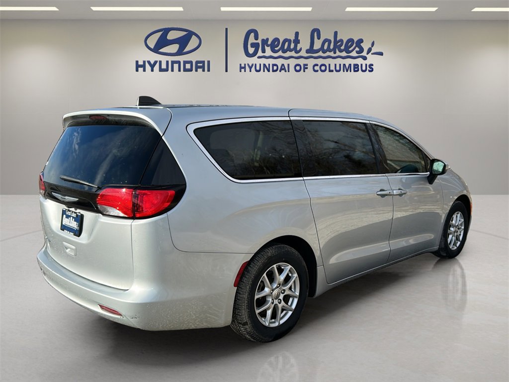 Used 2023 Chrysler Voyager LX image 5