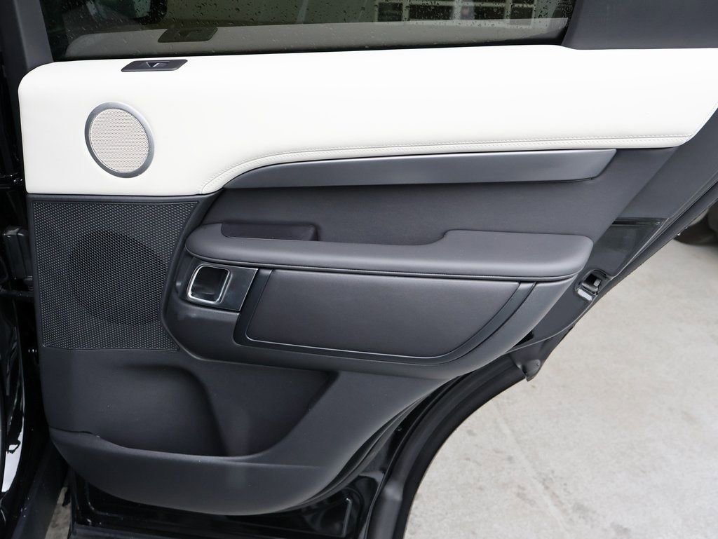 Used 2025 Land Rover Discovery Metropolitan Edition AWD/4WD image 33