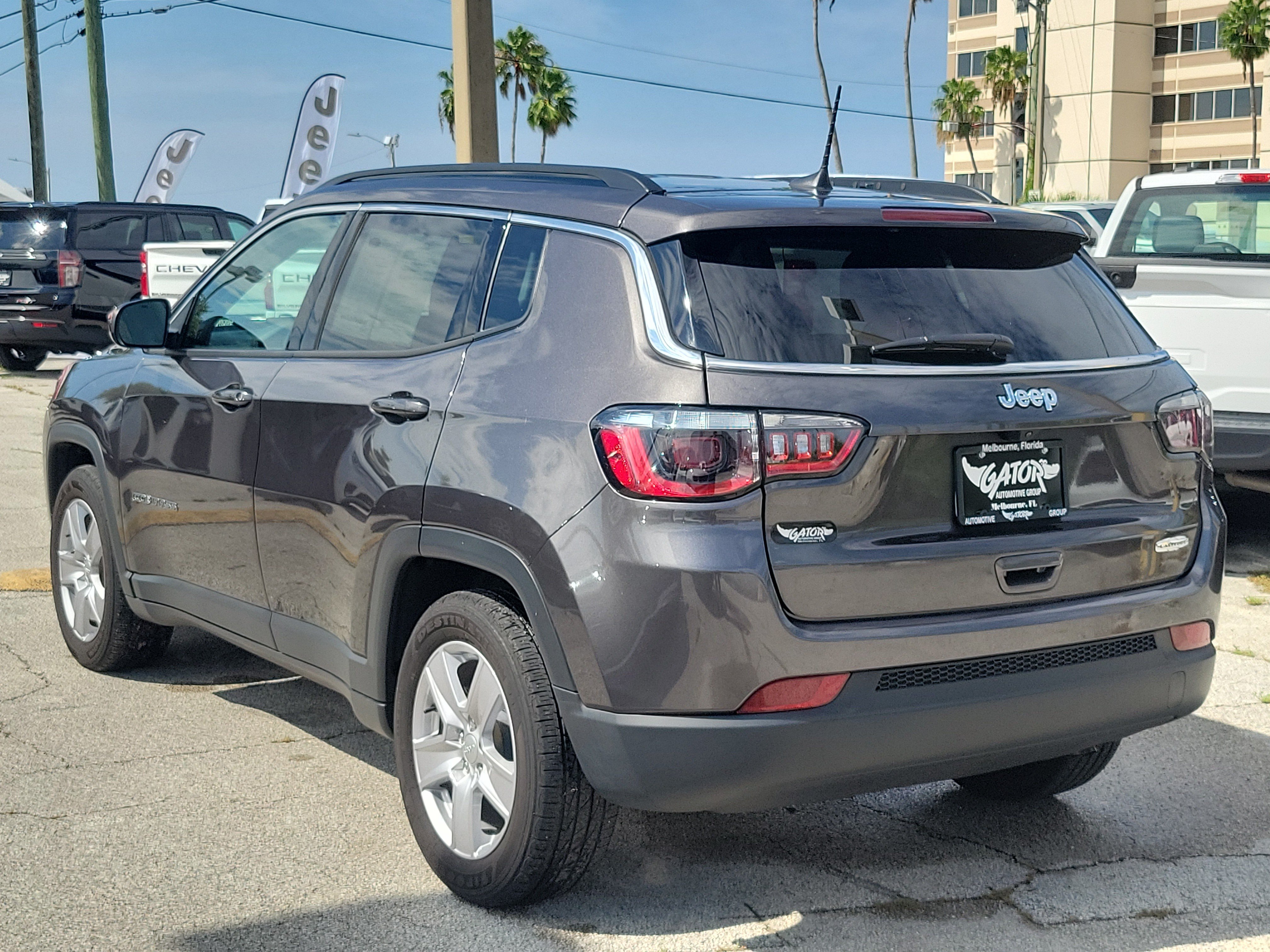 Used 2022 Jeep Compass Latitude w/ Convenience Group FWD image 3
