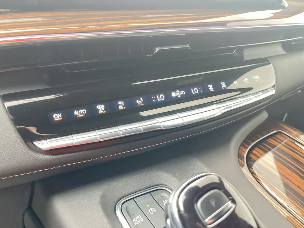 Used 2023 Cadillac Escalade Premium Luxury AWD/4WD image 23