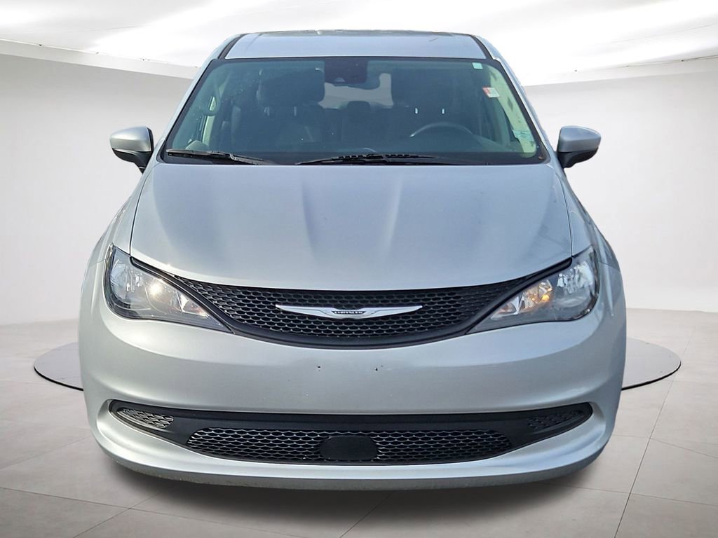 Used 2023 Chrysler Voyager LX image 2