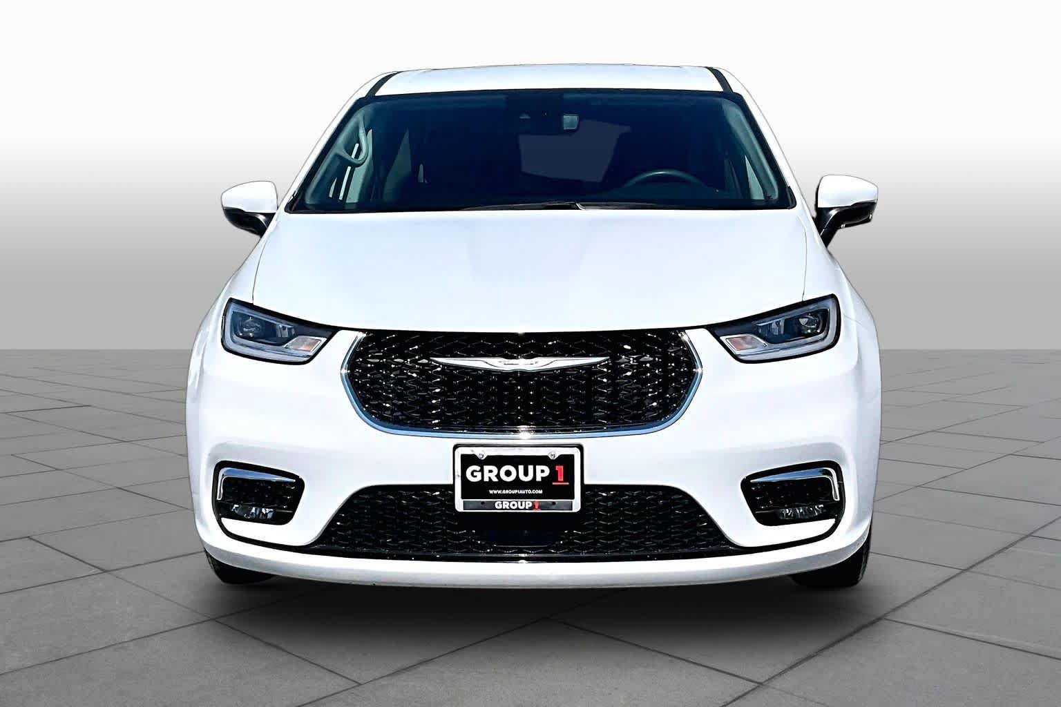 Used 2023 Chrysler Pacifica Touring-L FWD image 4