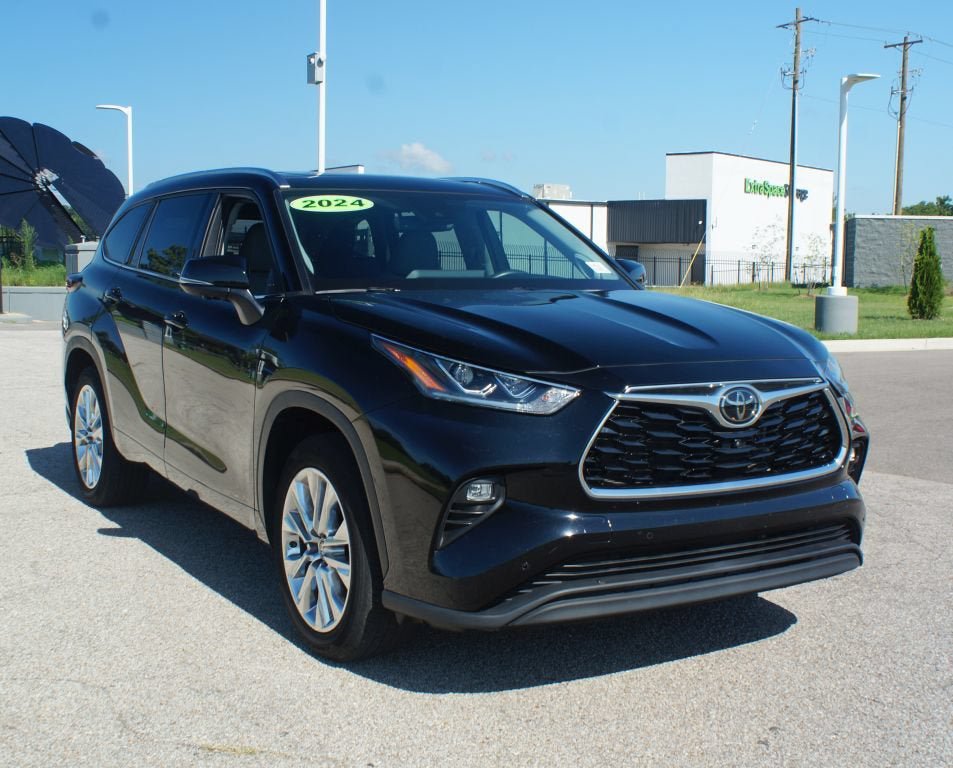Used 2024 Toyota Highlander Limited FWD image 2