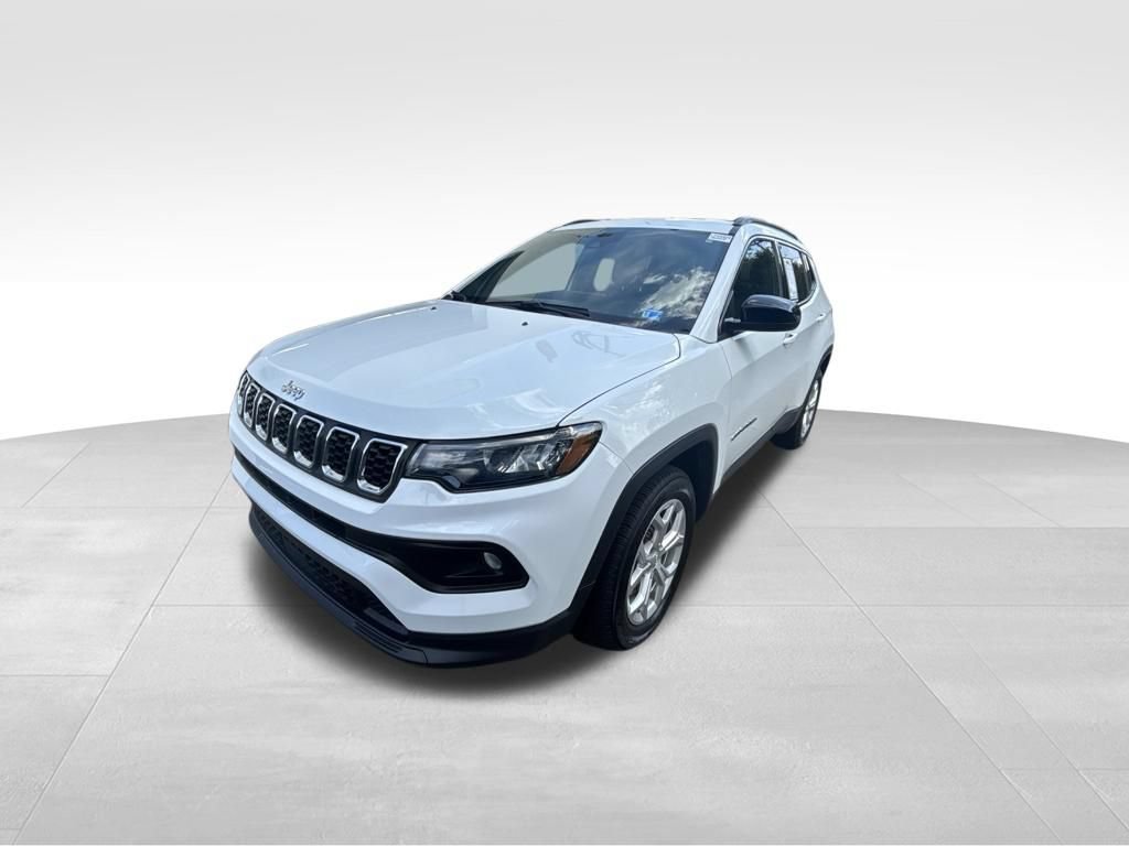 Used 2024 Jeep Compass Latitude AWD/4WD image 2