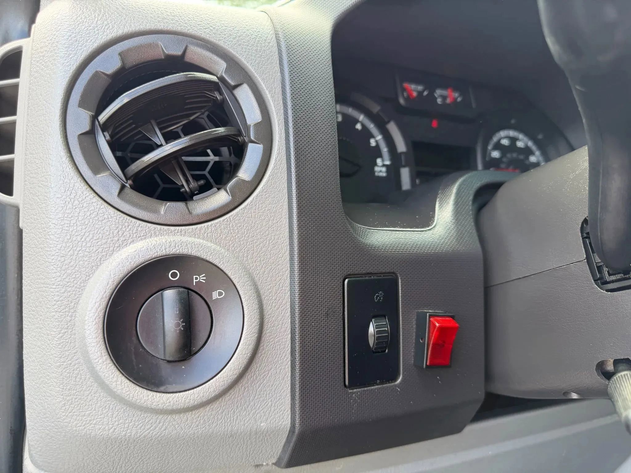 Used 2010 Ford E-250 and Econoline 250 image 13