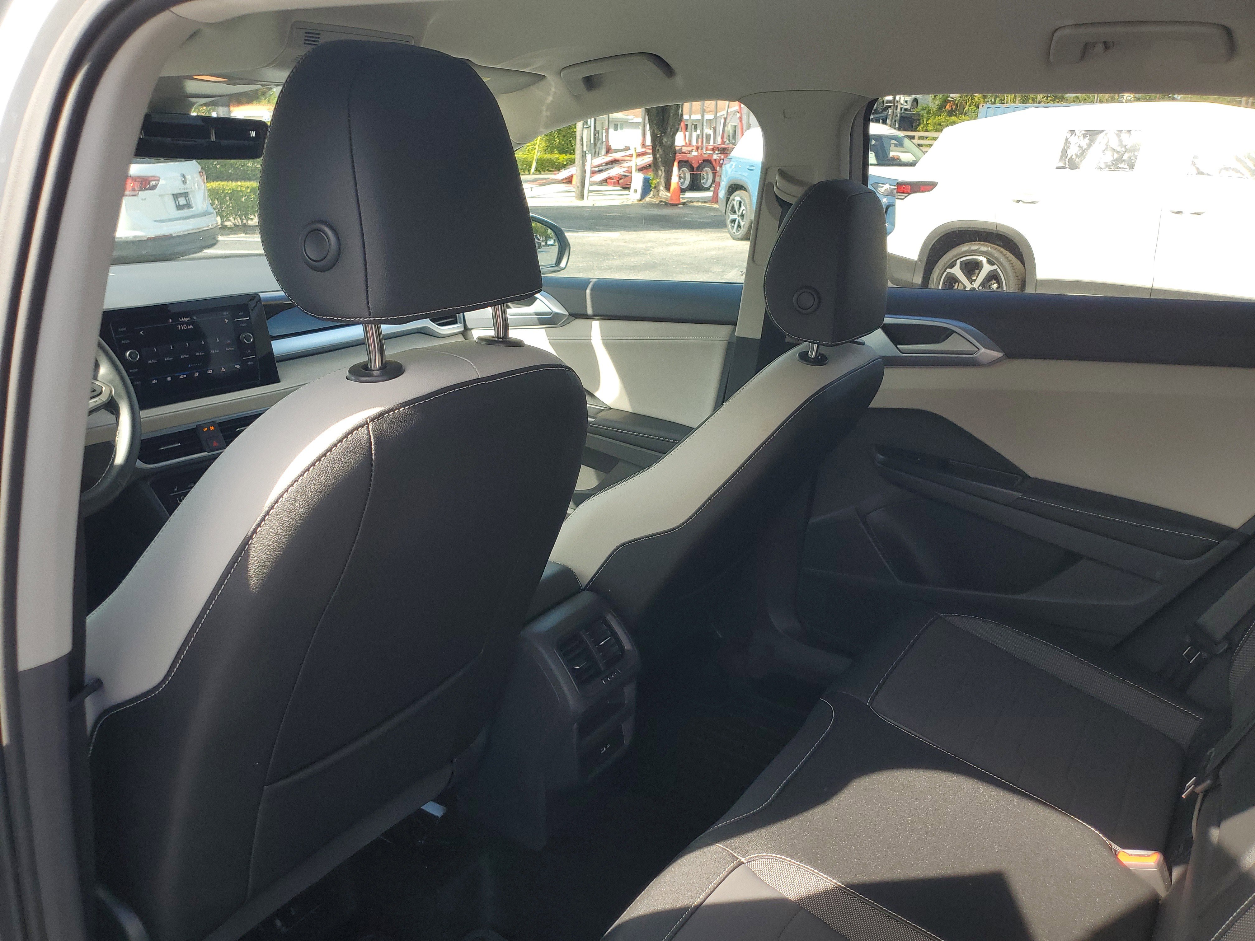 Used 2025 Volkswagen Taos SE image 18