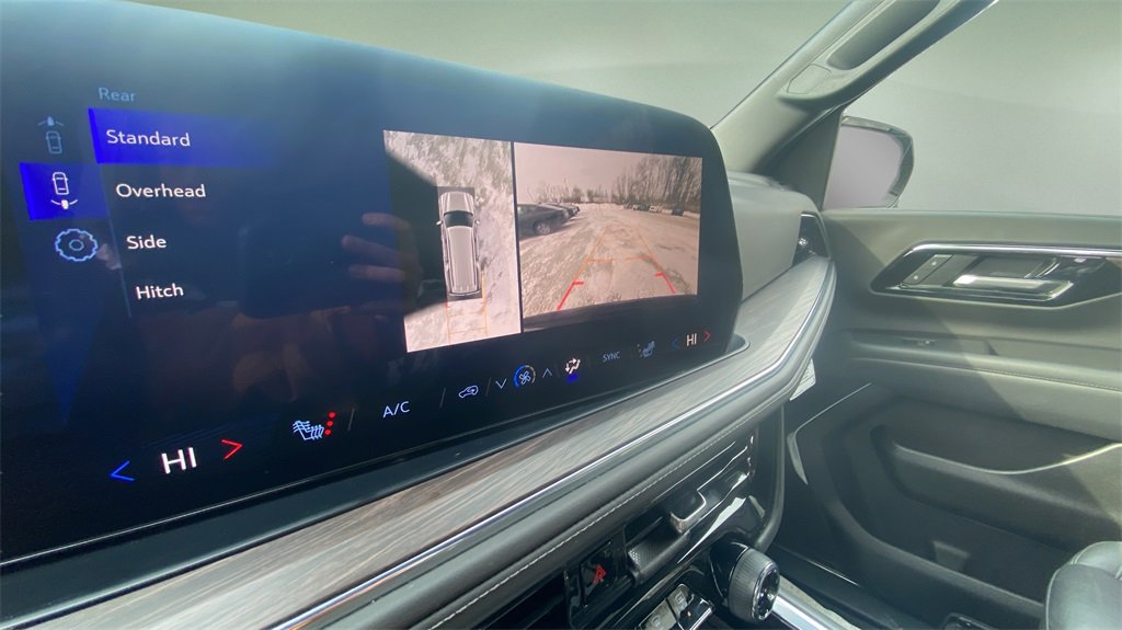 Used 2025 Chevrolet Suburban Z71 image 14