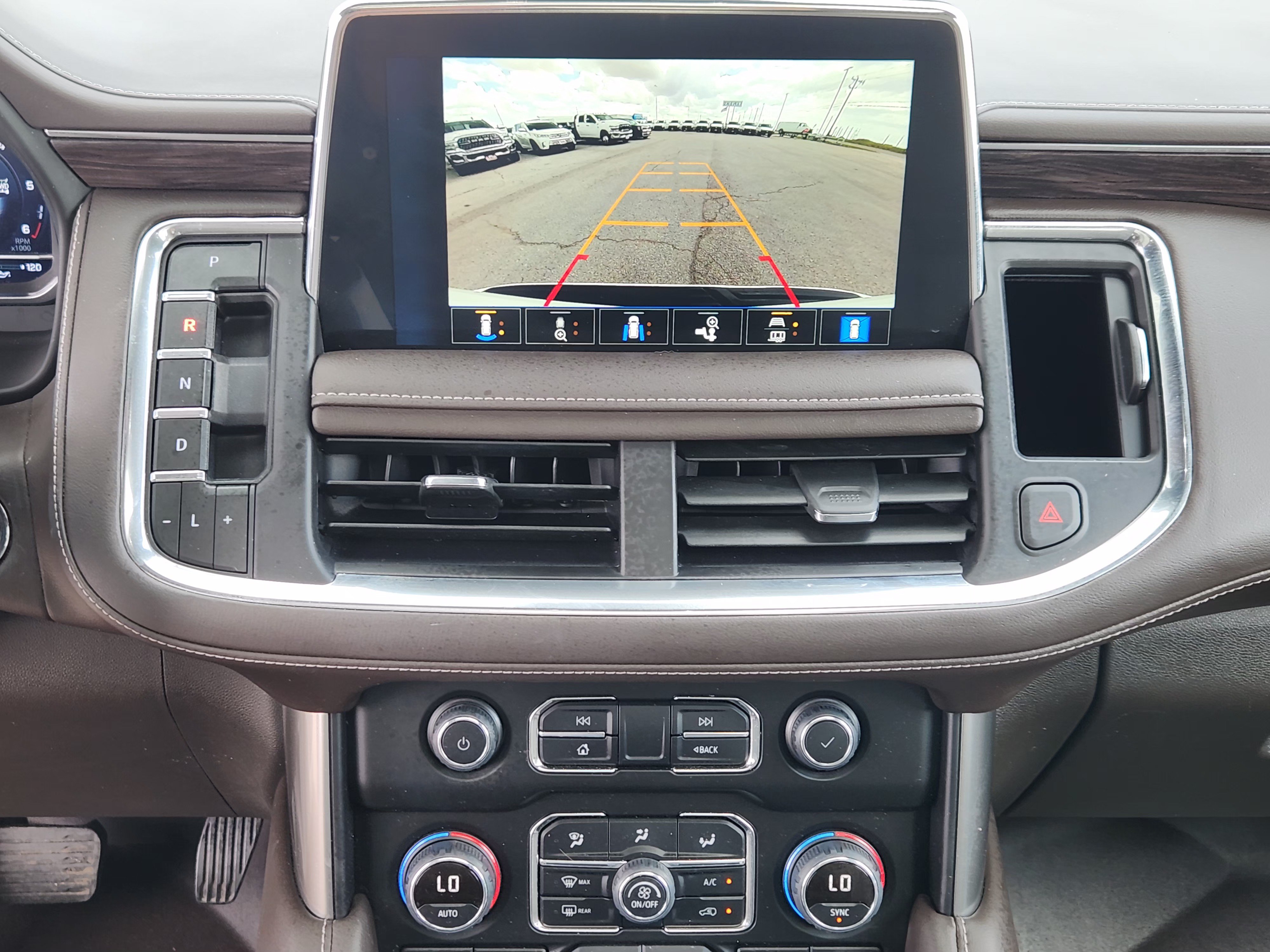 Used 2023 Chevrolet Tahoe Z71 w/ Luxury Package AWD/4WD image 19