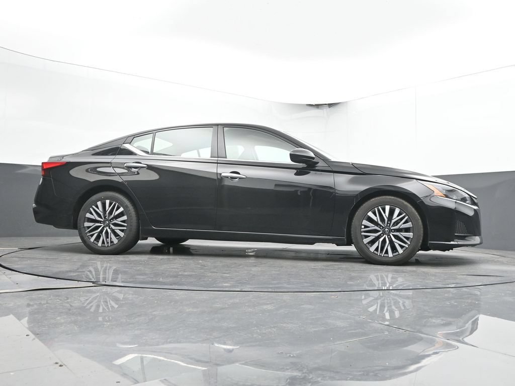 Used 2025 Nissan Altima 2.5 SV FWD image 44