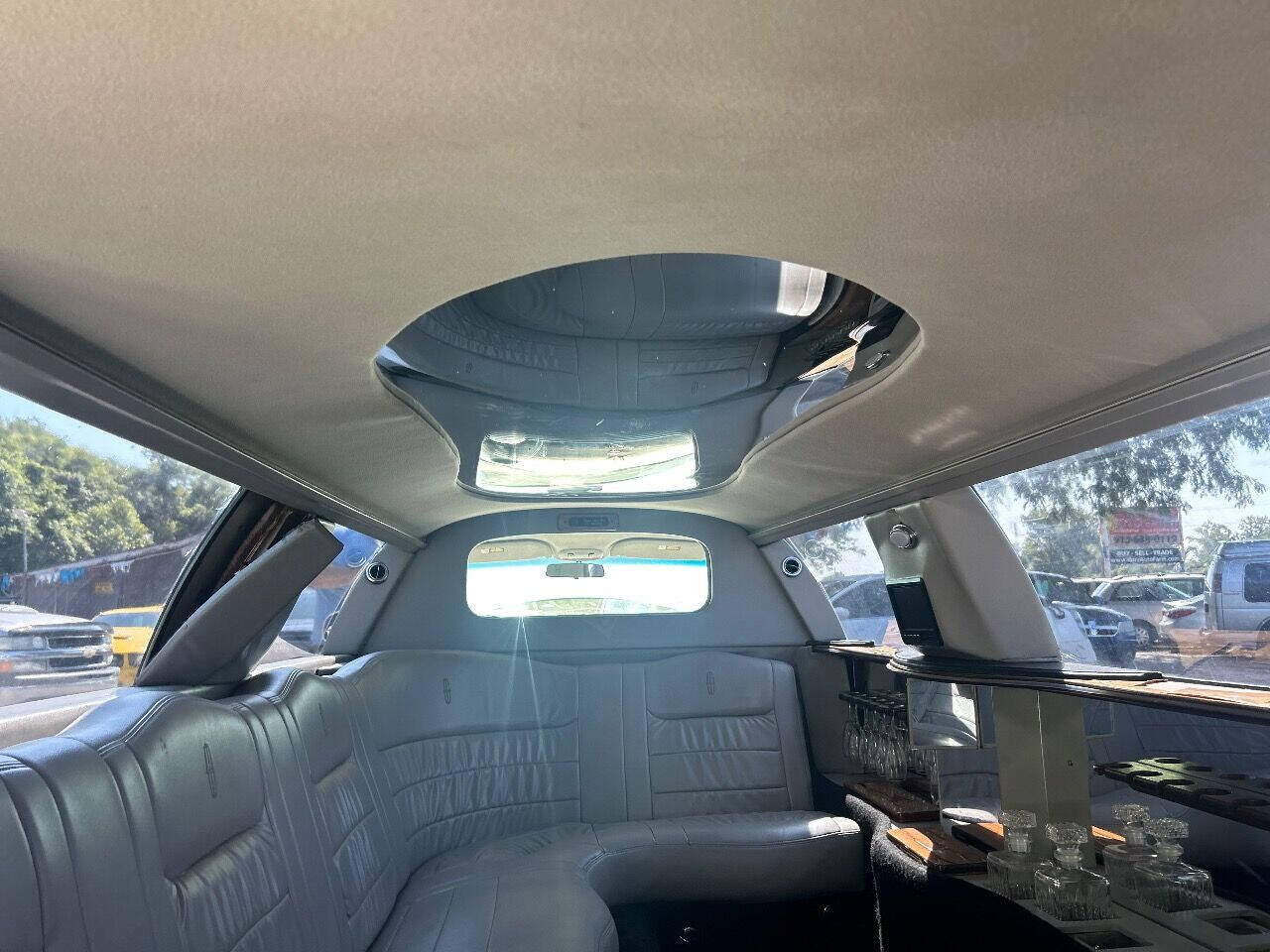 Used 1999 Lincoln Town Car Executive RWD image 17