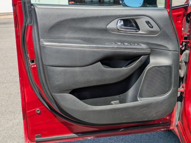 Used 2025 Chrysler Pacifica Select FWD image 6