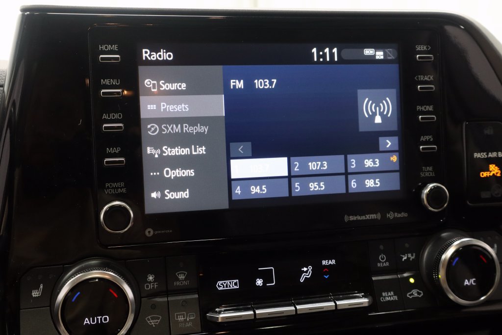 Used 2022 Toyota Highlander XLE AWD/4WD image 3