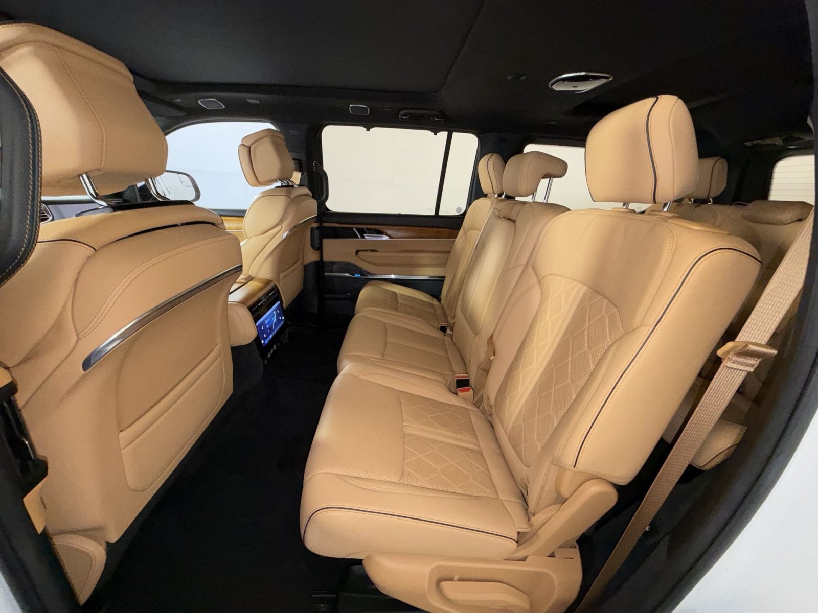 Used 2023 Jeep Grand Wagoneer Series III AWD/4WD image 24