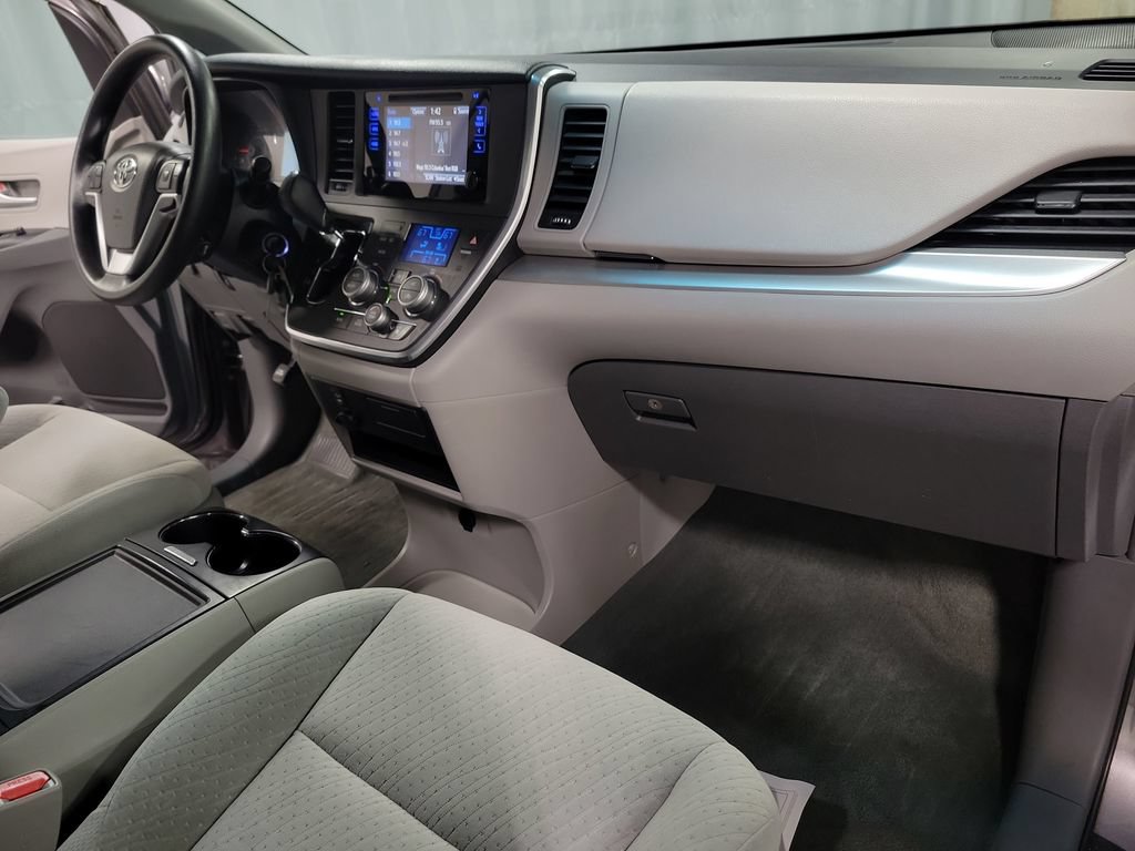 Used 2016 Toyota Sienna LE AWD/4WD image 32