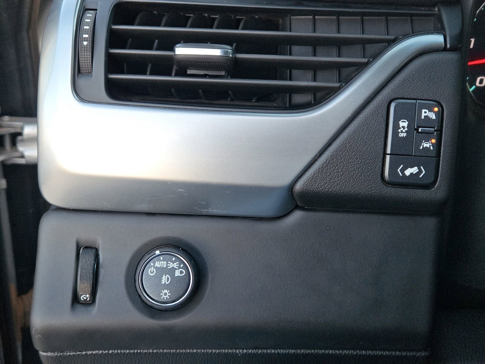 Used 2020 Chevrolet Suburban Premier image 25