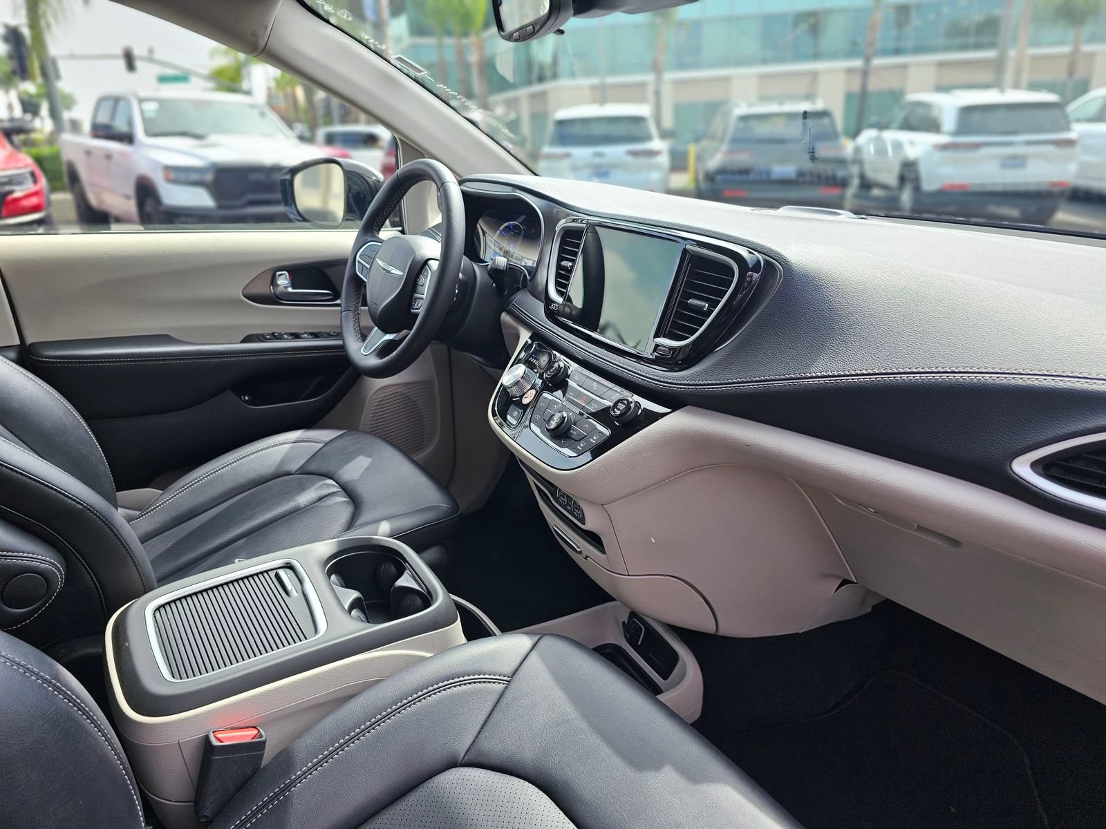 Used 2024 Chrysler Pacifica Limited FWD image 29