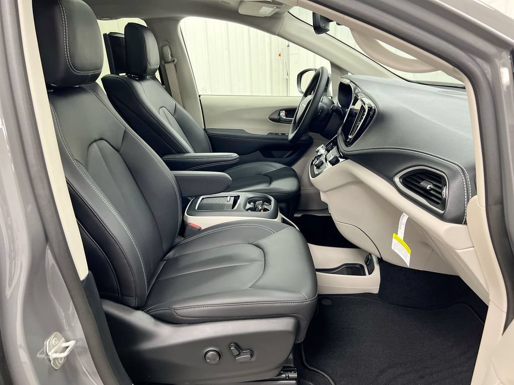 Used 2023 Chrysler Pacifica Touring-L w/ Uconnect Theater Family Group AWD/4WD image 23