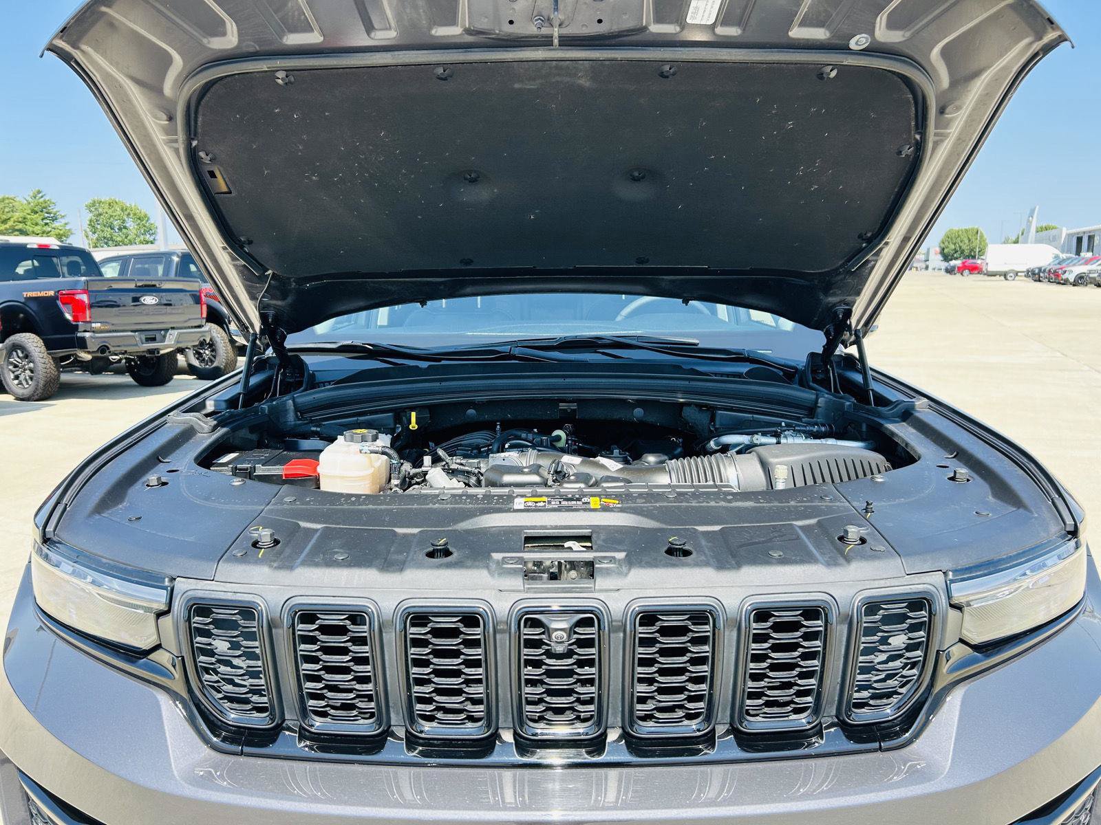 Used 2023 Jeep Grand Cherokee Limited w/ Luxury Tech Group II AWD/4WD image 46