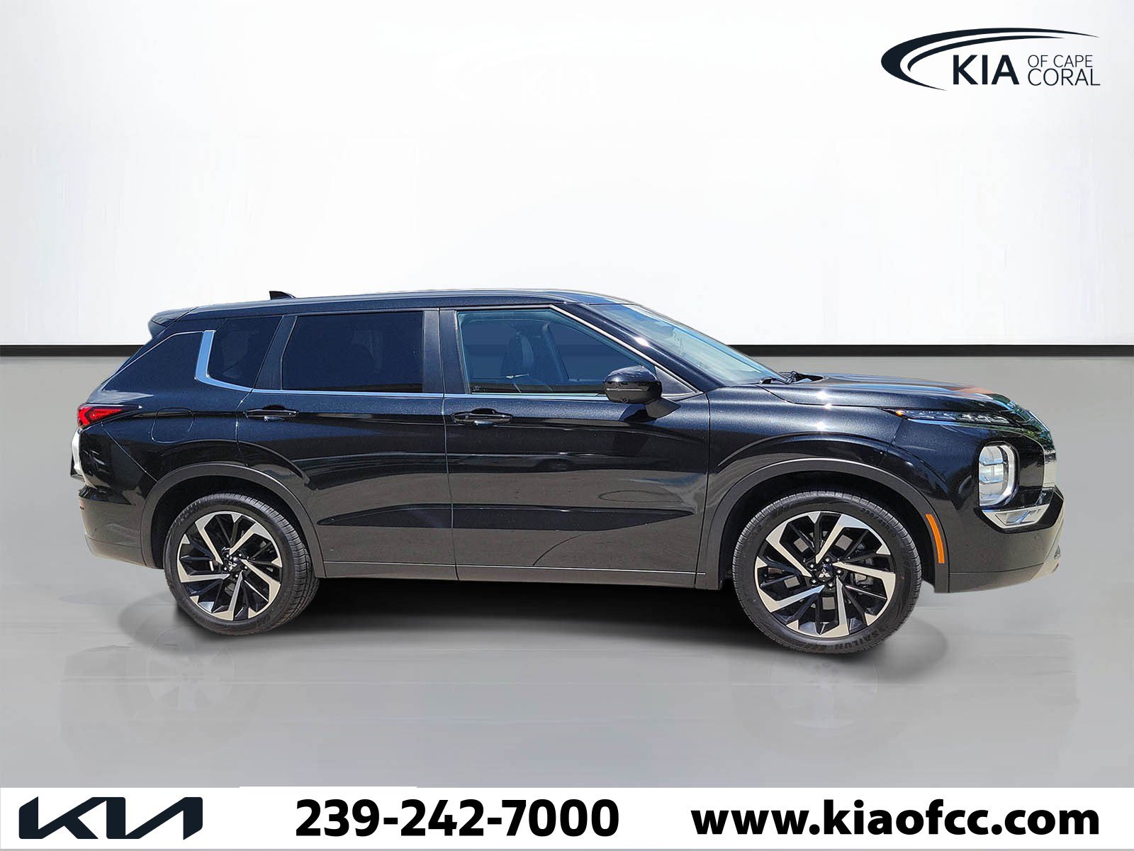 Used 2024 Mitsubishi Outlander SE Black Edition FWD image 3
