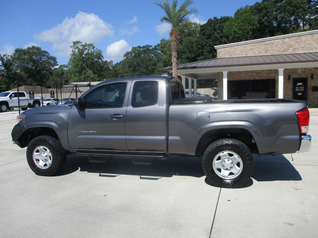 Used 2017 Toyota Tacoma SR5 AWD/4WD image 2