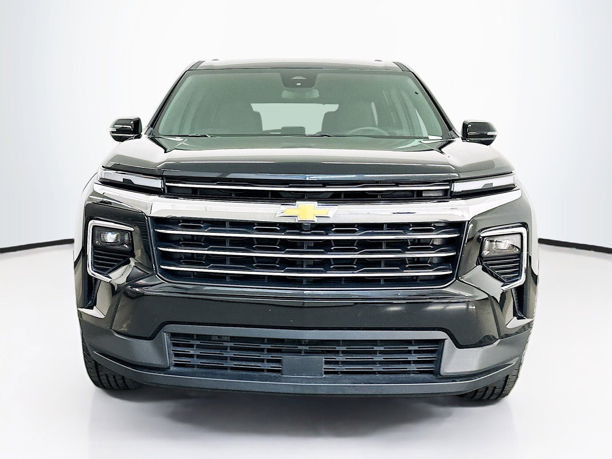 Used 2025 Chevrolet Traverse LT image 2