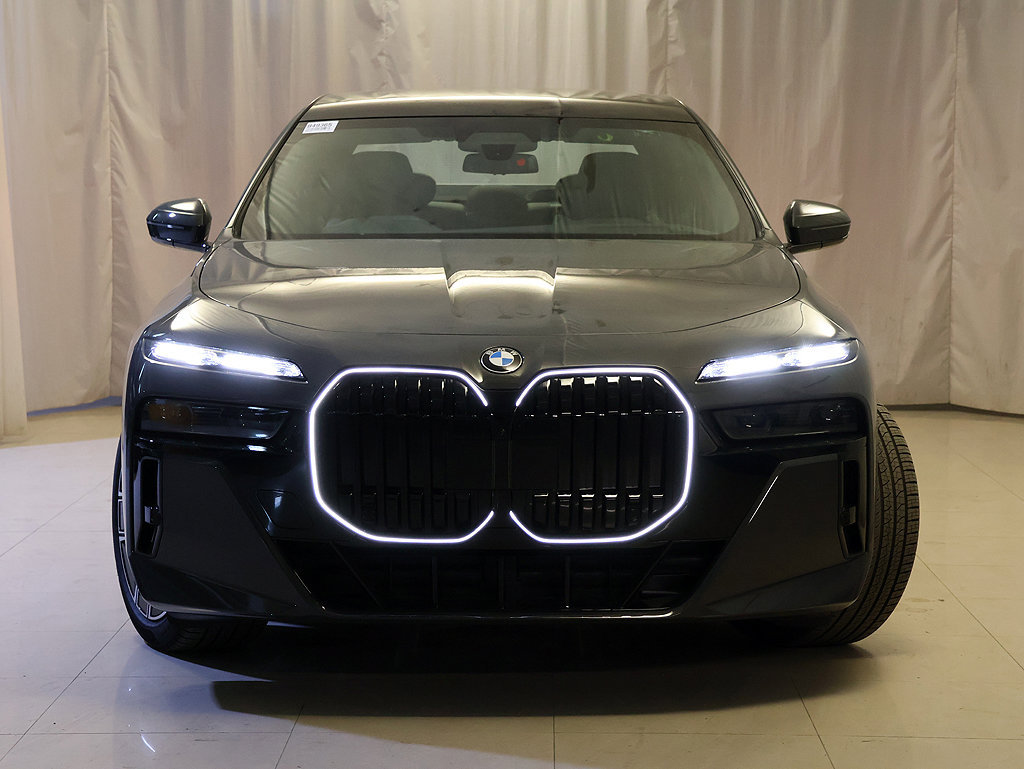Used 2026 BMW 760i xDrive w/ Executive Package AWD/4WD image 3
