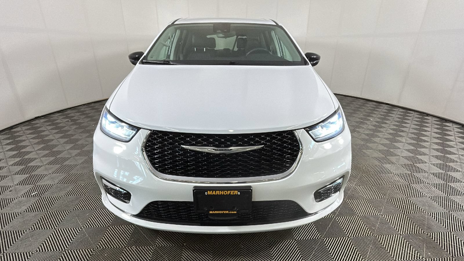 Used 2024 Chrysler Pacifica Touring-L FWD image 8
