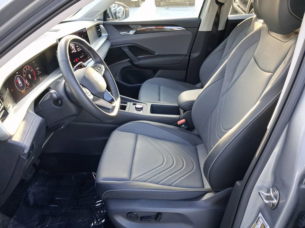 Certified 2025 Volkswagen Tiguan SE image 14