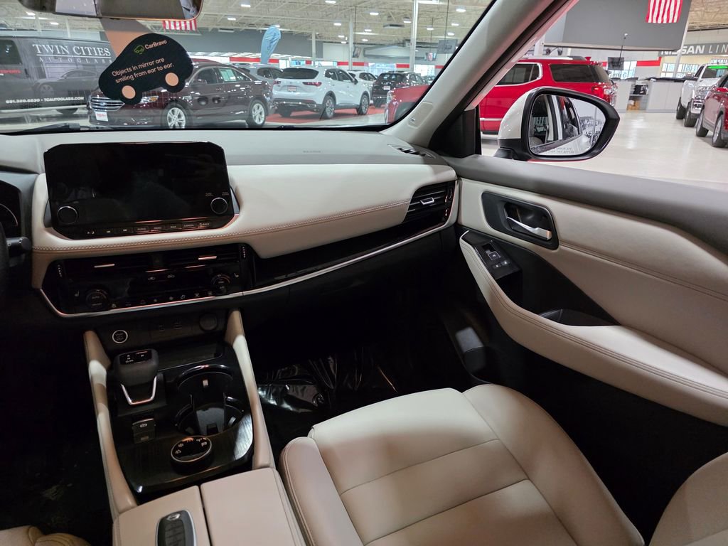 Used 2023 Nissan Rogue SL w/ SL Premium Package image 17