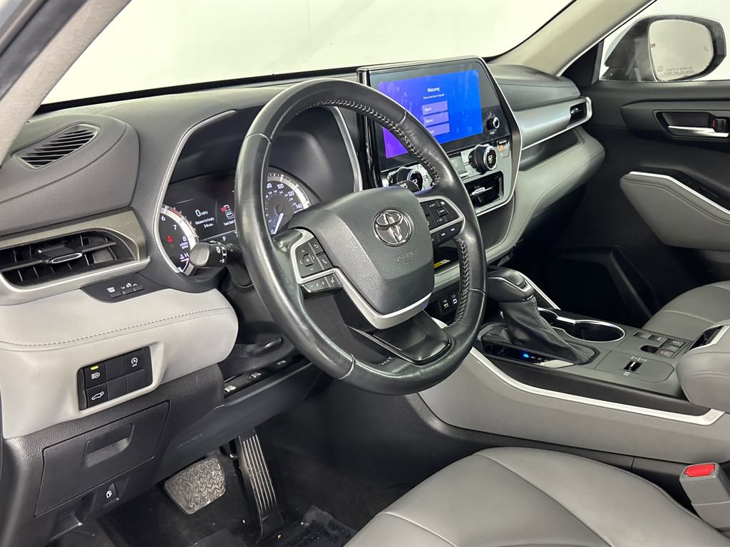Used 2023 Toyota Highlander XLE image 8