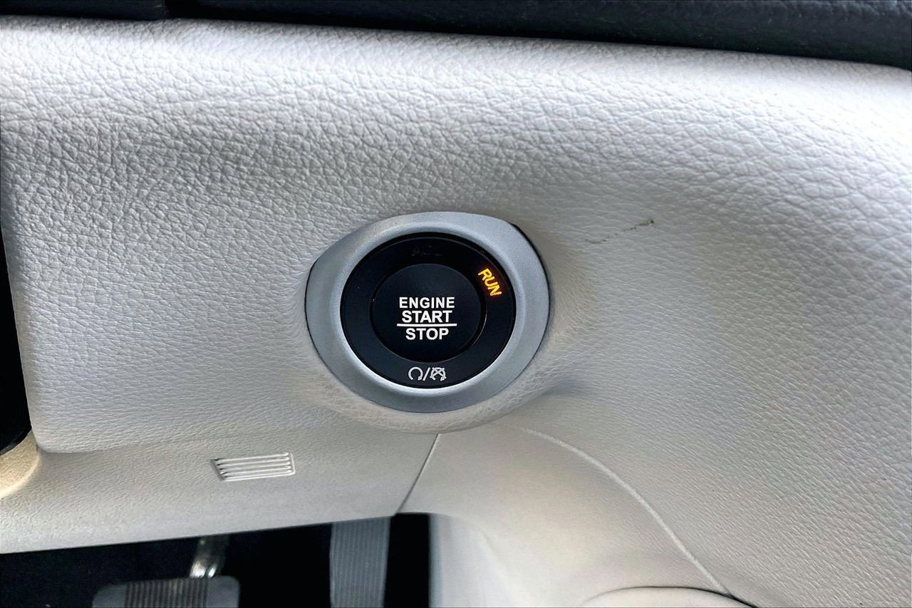 Used 2023 Chrysler Pacifica Limited image 30