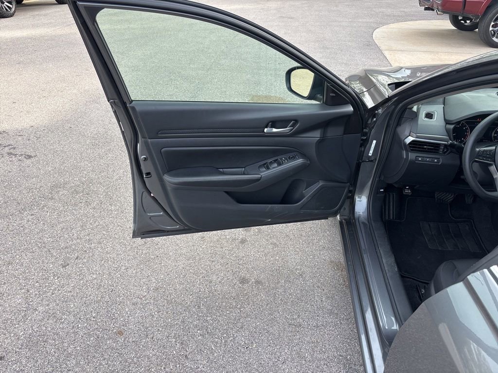 Used 2025 Nissan Altima 2.5 SV FWD image 22