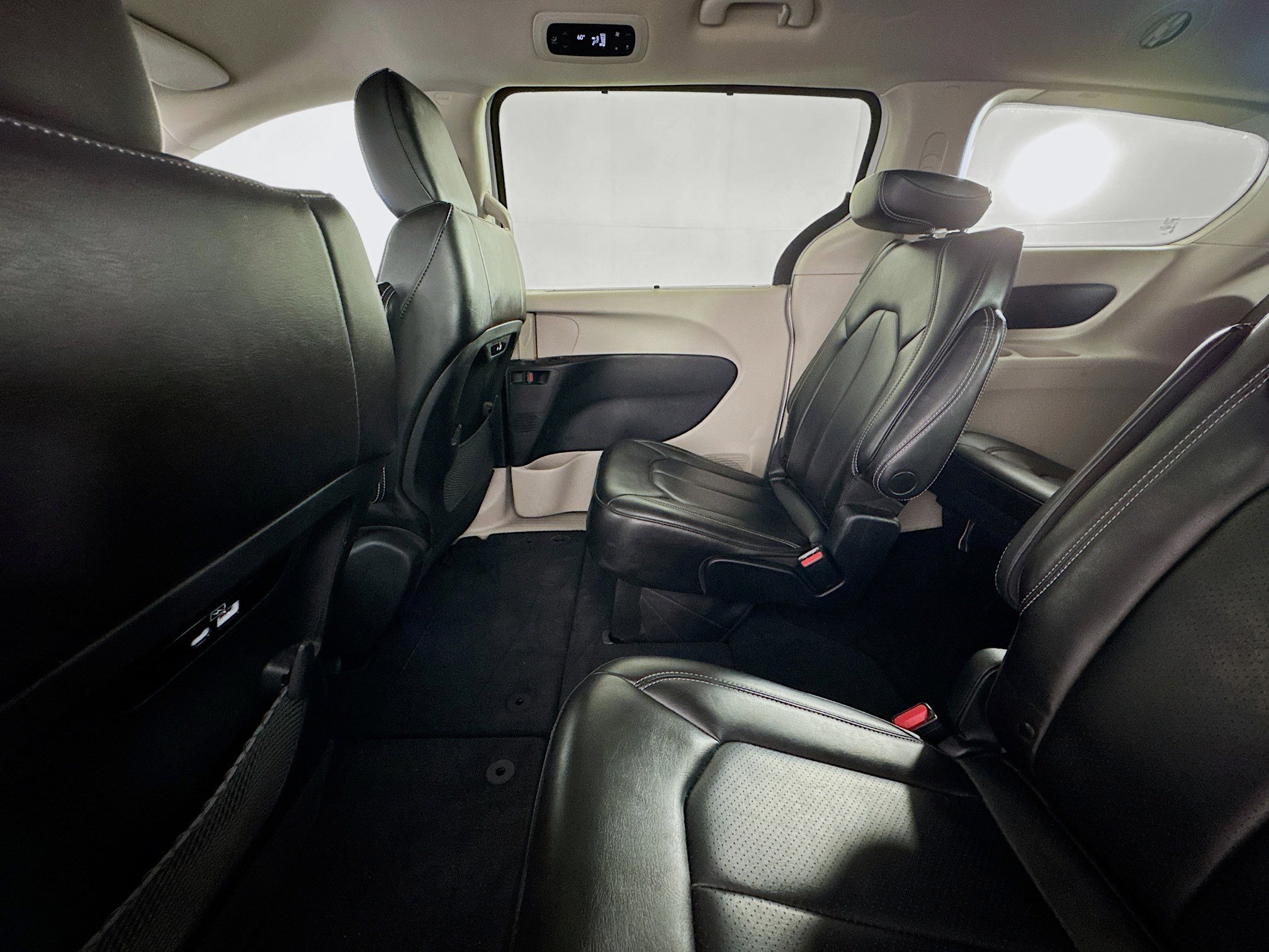 Used 2023 Chrysler Pacifica Touring-L image 40