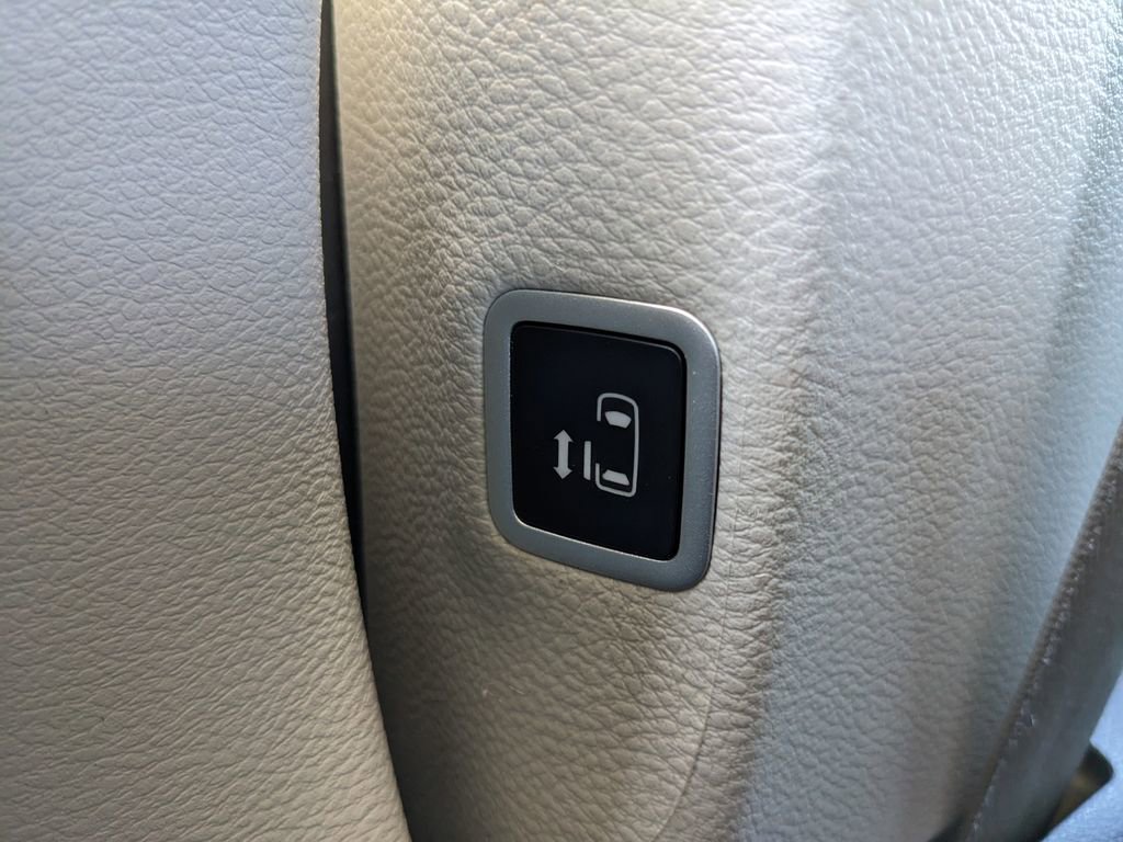 Used 2024 Chrysler Pacifica Touring-L image 27