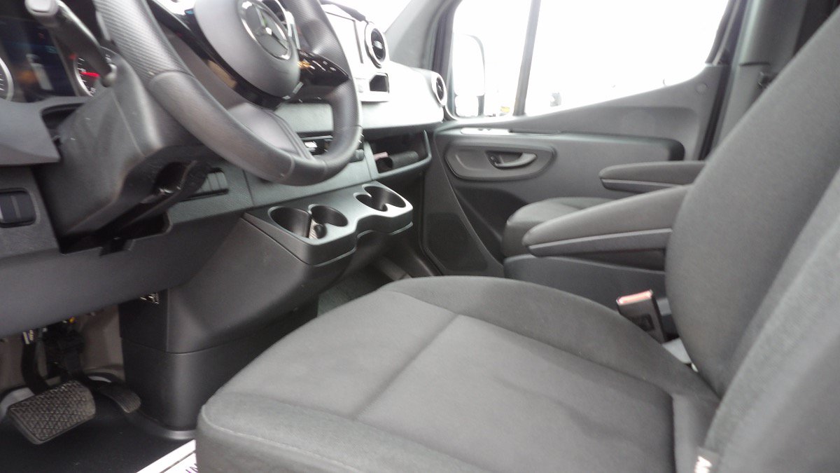 Used 2025 Mercedes-Benz Sprinter 2500 image 11