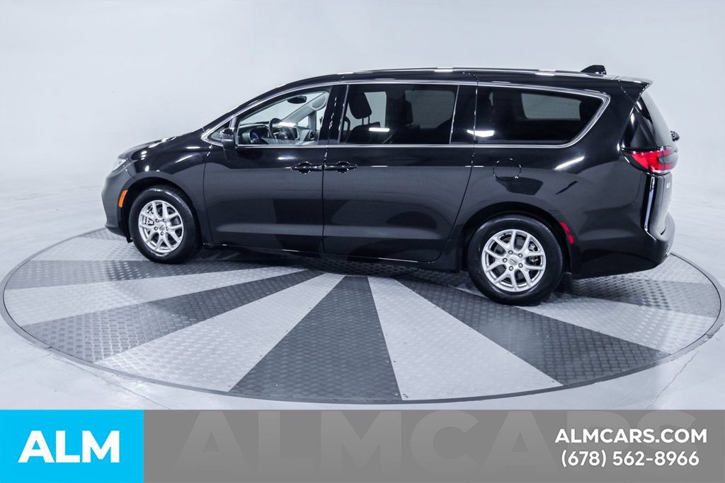 Used 2023 Chrysler Pacifica Touring-L FWD image 5