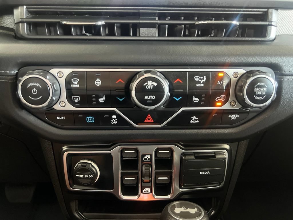 Used 2025 Jeep Wrangler Unlimited Sahara AWD/4WD image 46