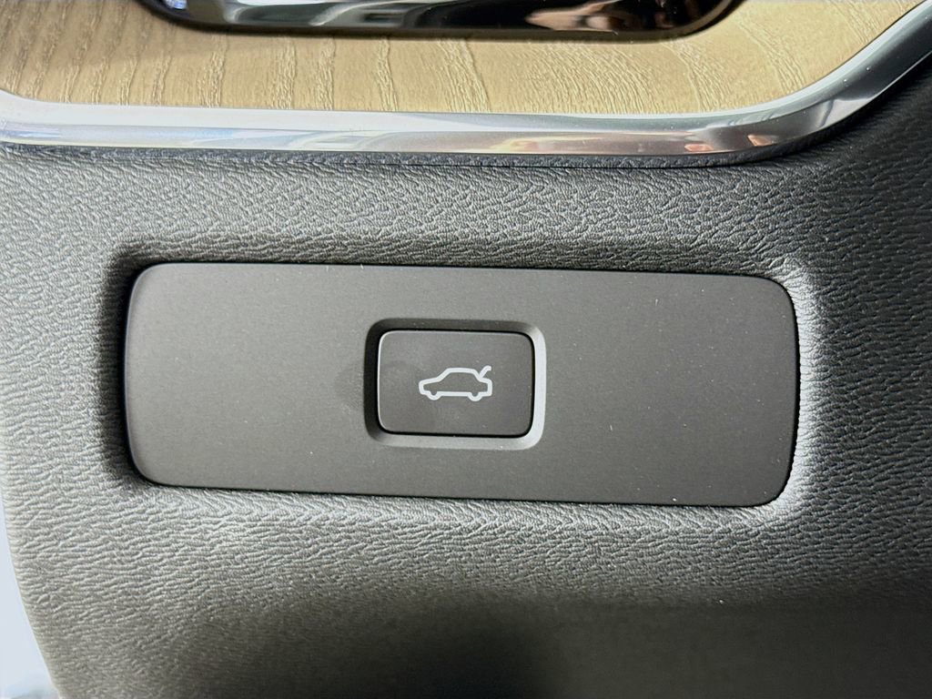 Used 2026 Volvo XC60 B5 Plus w/ Climate Package PRO image 10