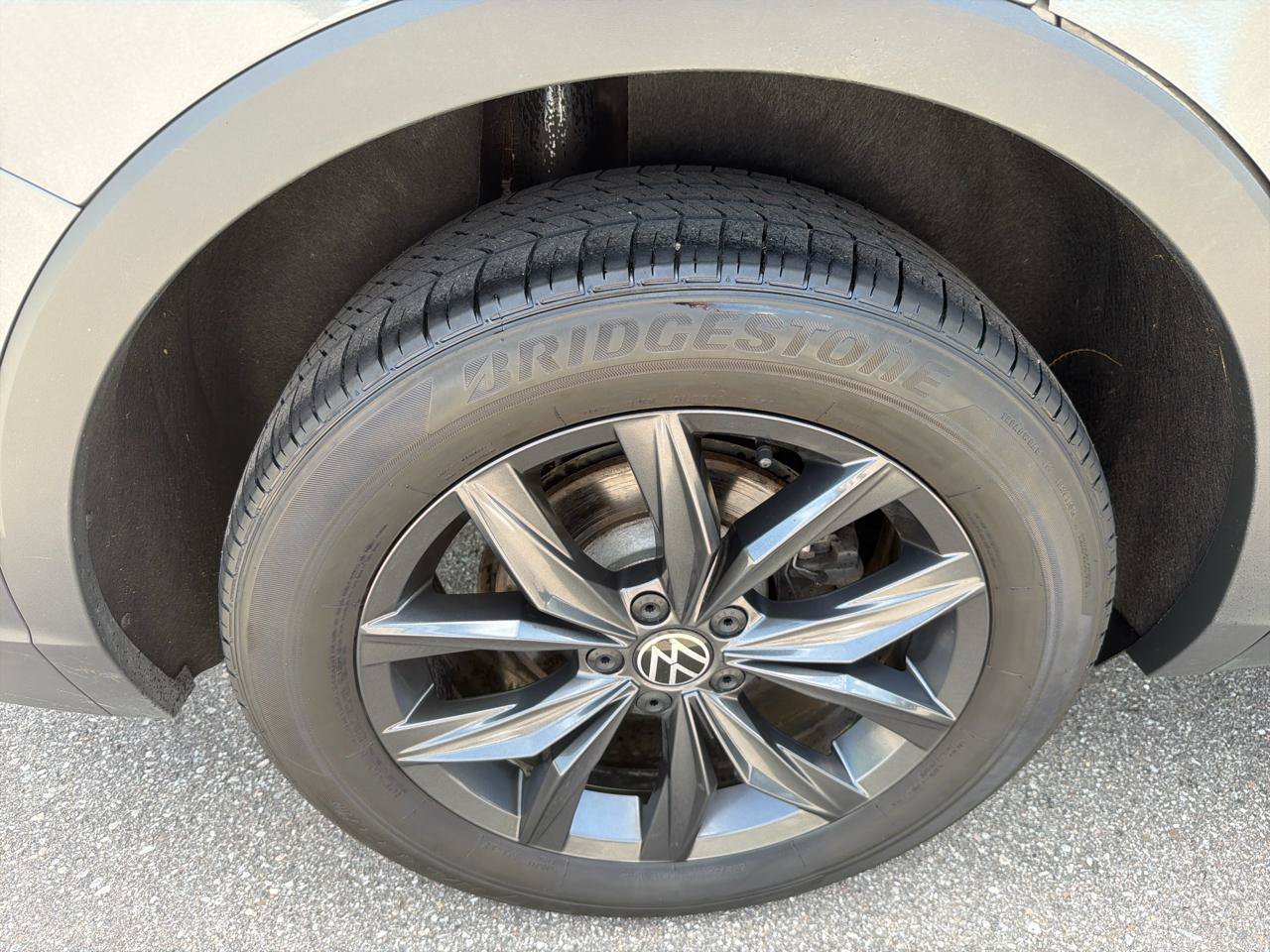 Used 2024 Volkswagen Tiguan SE AWD/4WD image 35