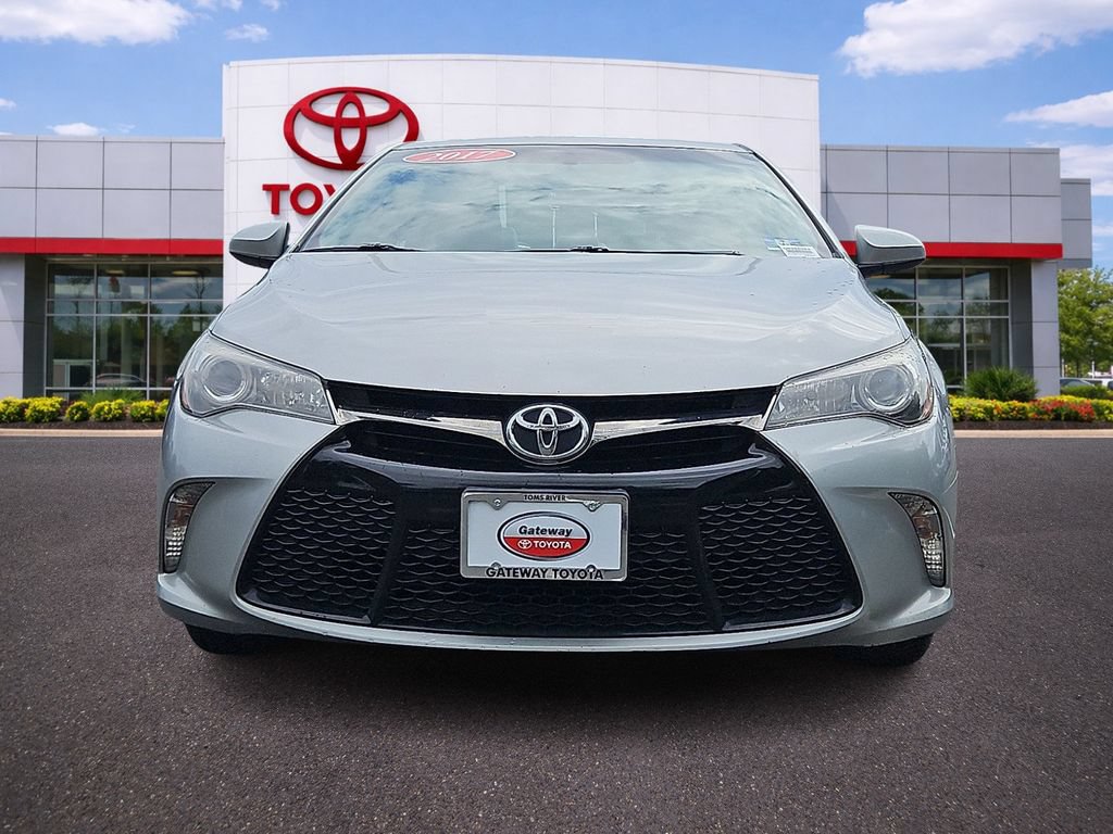 Used 2017 Toyota Camry SE w/ Moonroof Package FWD image 2