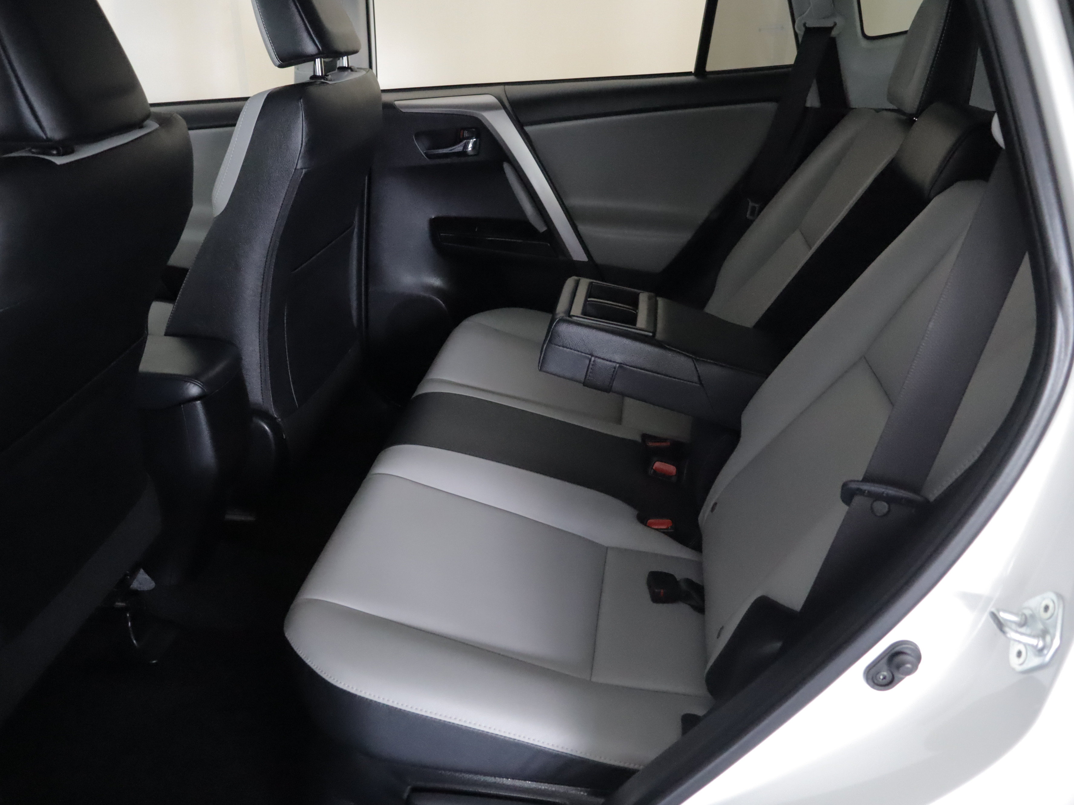 Used 2018 Toyota RAV4 Limited AWD/4WD image 11