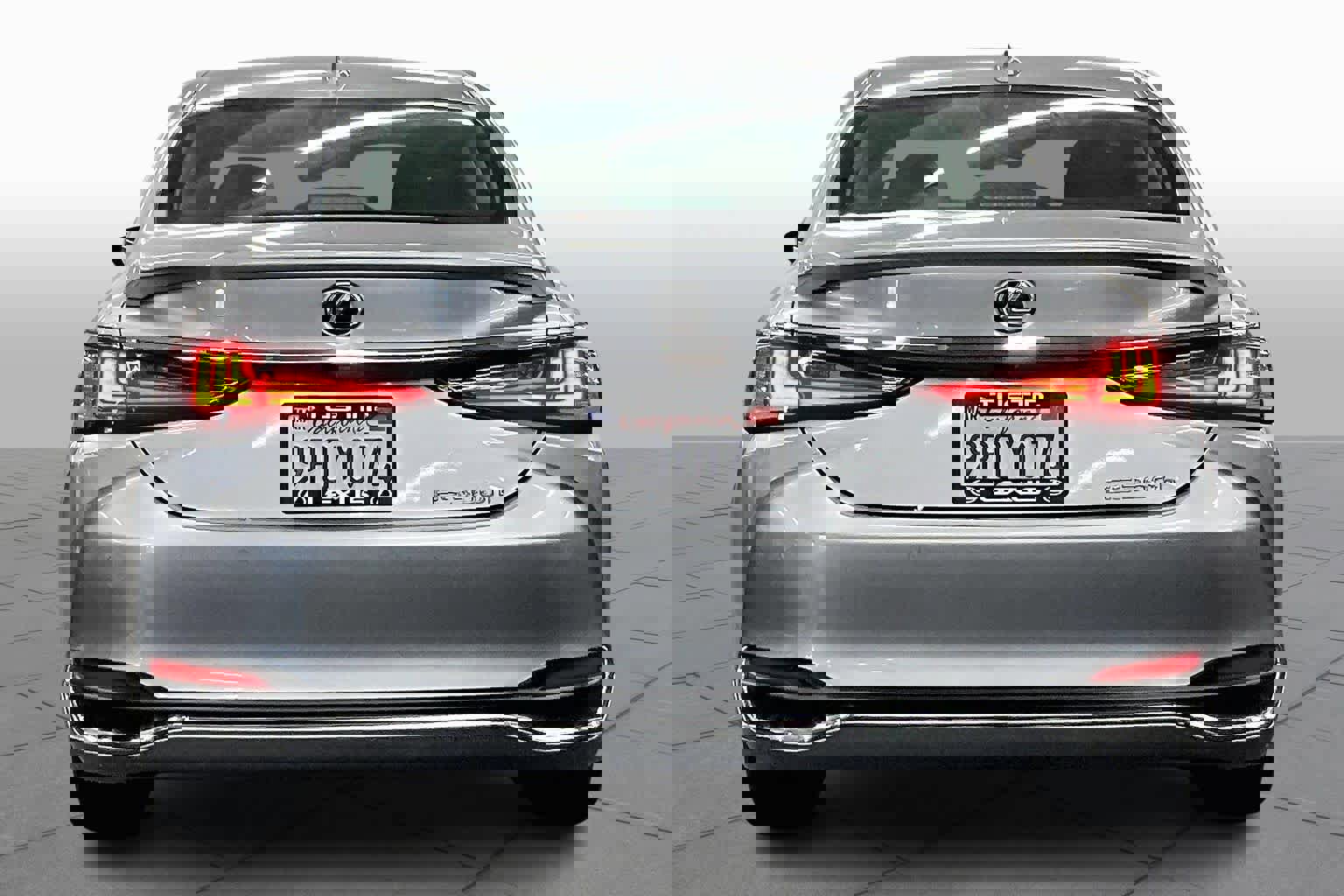 Used 2025 Lexus ES 300h w/ Premium Package image 4