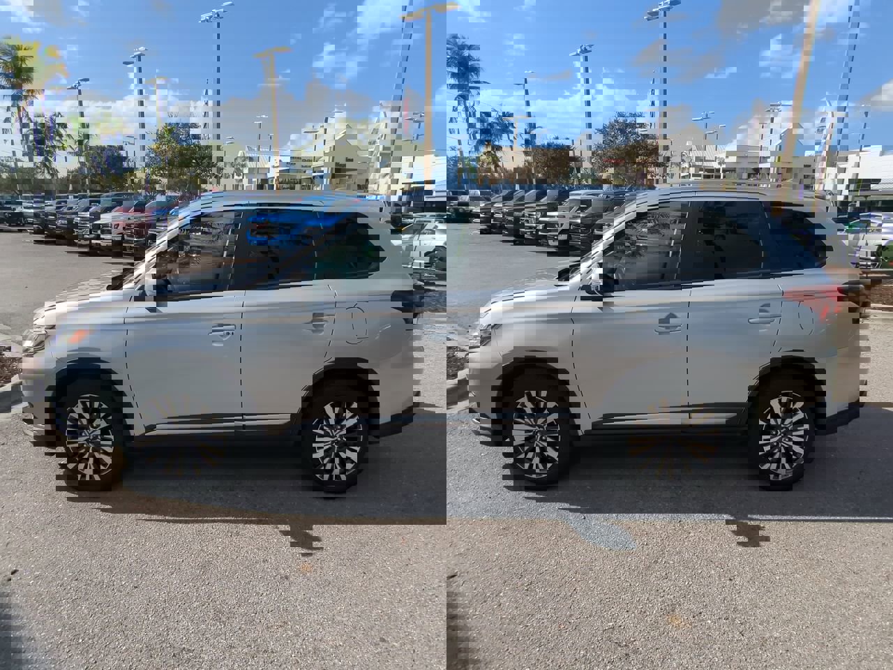 Used 2020 Mitsubishi Outlander ES image 8