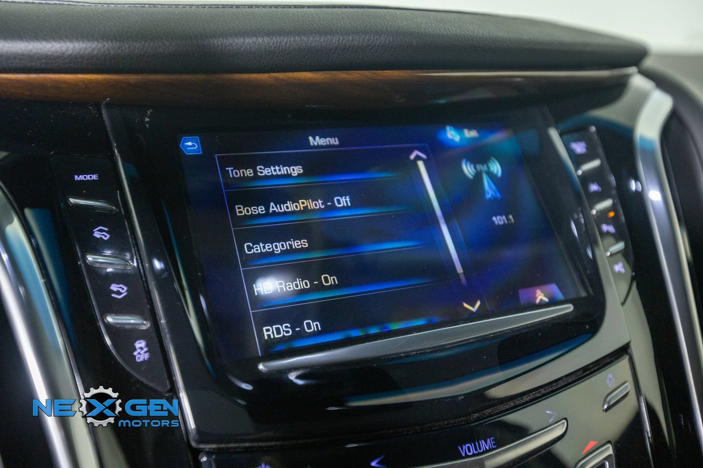 Used 2017 Cadillac Escalade Luxury AWD/4WD image 19